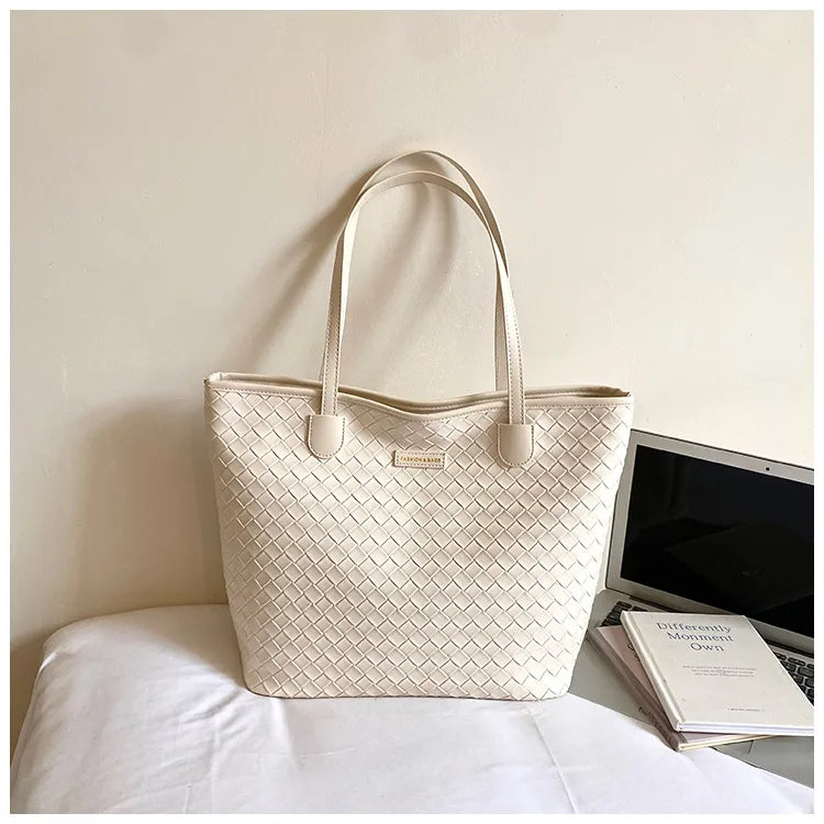 Woven texture shoulder tote bag – Cream tote on a bed | BTendance