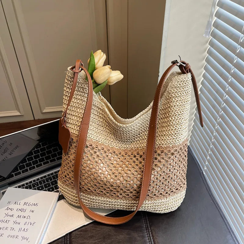 Open weave striped shoulder bag – Cream and tan bag on a desk | BTendance