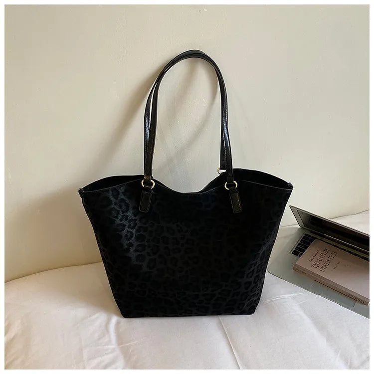 Leopard texture shoulder tote bag – Black bag, front view | BTendance