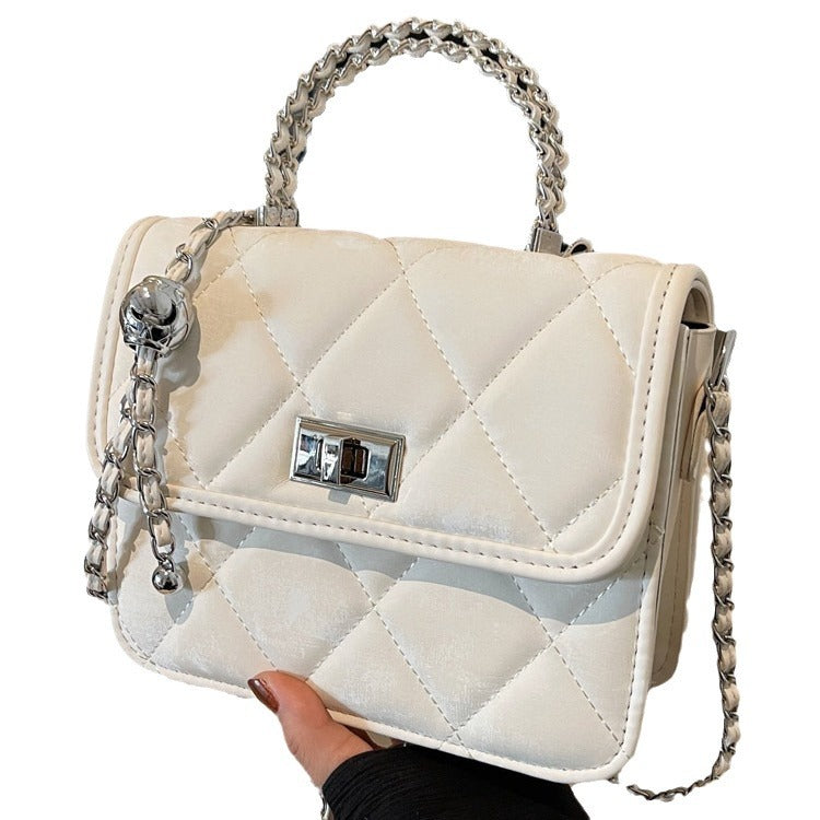 Sac  avec chaîne décorative