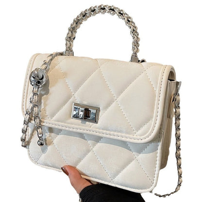 Sac  avec chaîne décorative