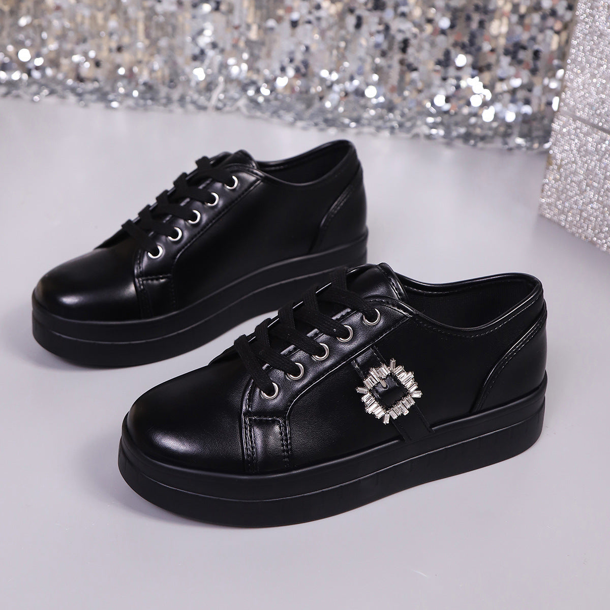 Sneakers métallisées à bijou