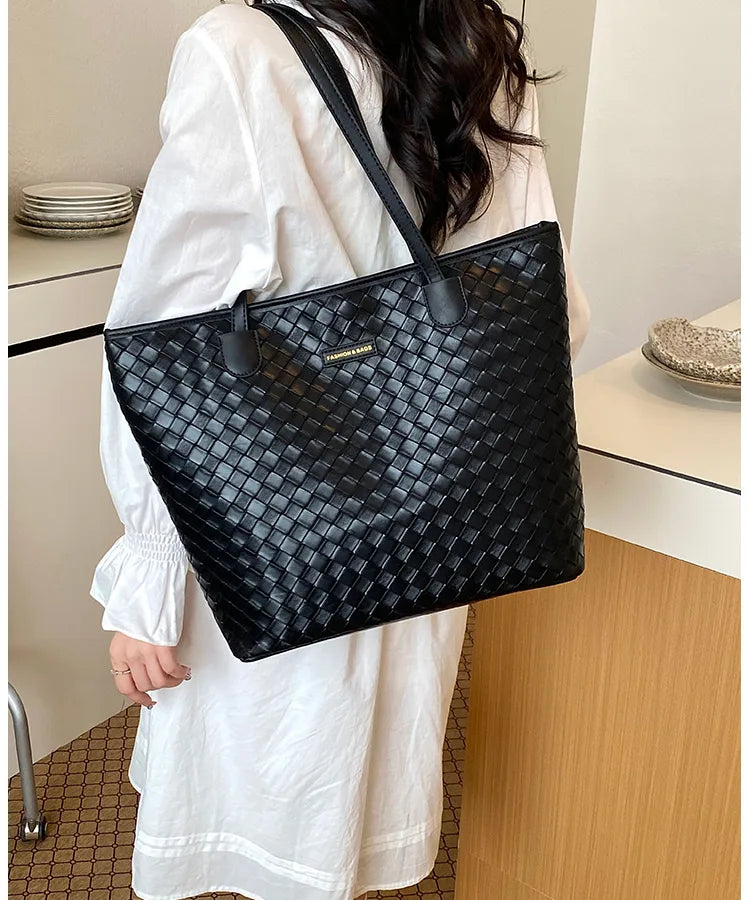 Woven texture shoulder tote bag – Black tote carried at the side | BTendance