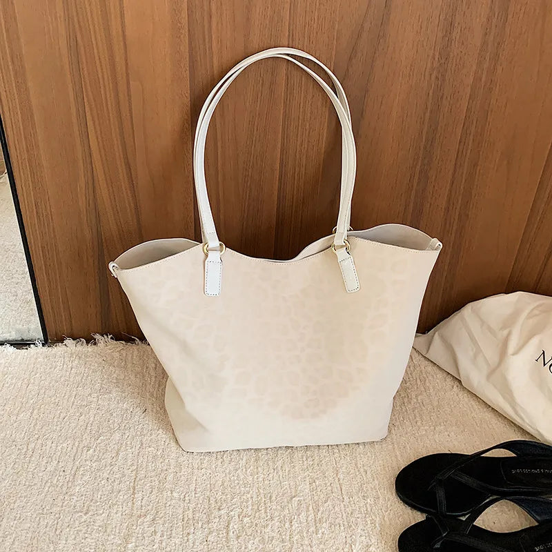 Leopard texture shoulder tote bag – Cream bag against a wooden door | BTendance