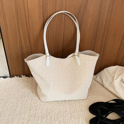 Leopard texture shoulder tote bag – Cream bag against a wooden door | BTendance
