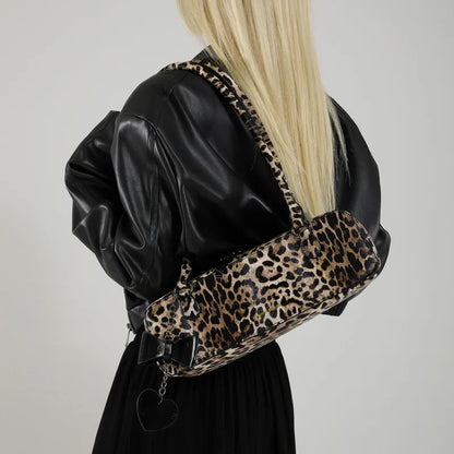 Leopard print shoulder bag with heart charm – Brown leopard bag worn with a black jacket | BTendance
