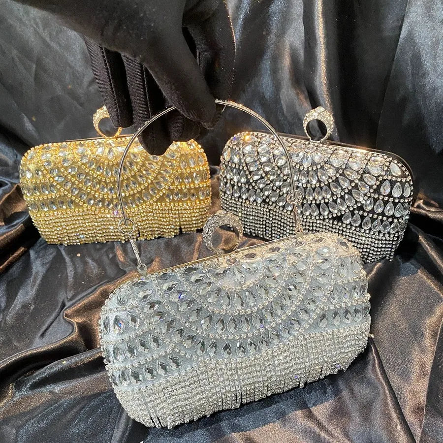 Scalloped Rhinestone Box Clutch – Color selection carried by chain | BTendance