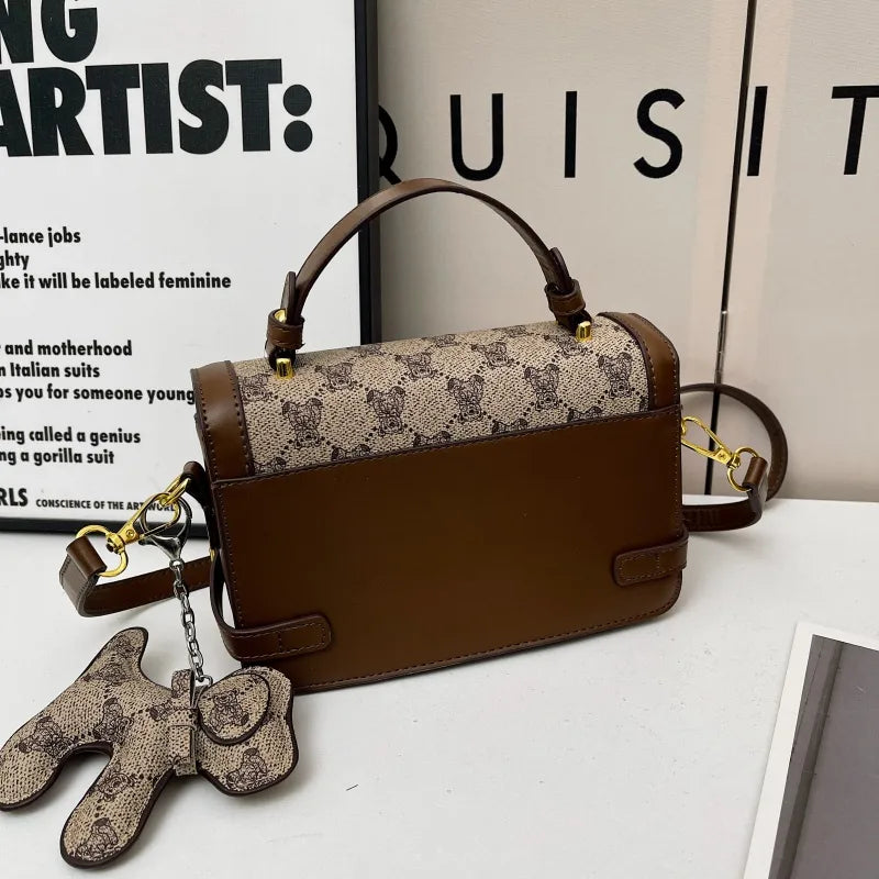 Bear pattern top handle bag with charm – Rear view of brown bag and bear charm | BTendance