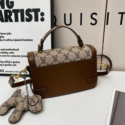 Bear pattern top handle bag with charm – Rear view of brown bag and bear charm | BTendance