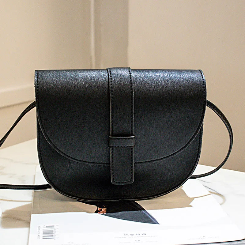Rounded flap crossbody bag – Black bag, front view | BTendance