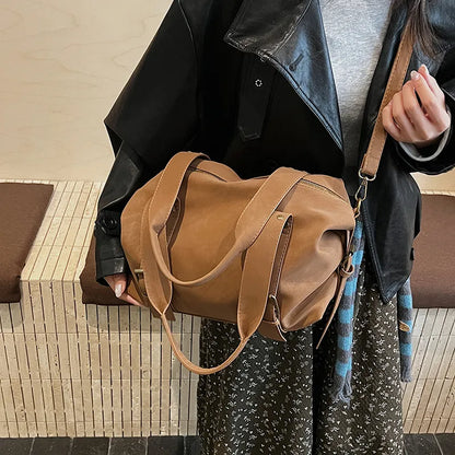 Buckle detail shoulder bag – Tan bag held at the side | BTendance