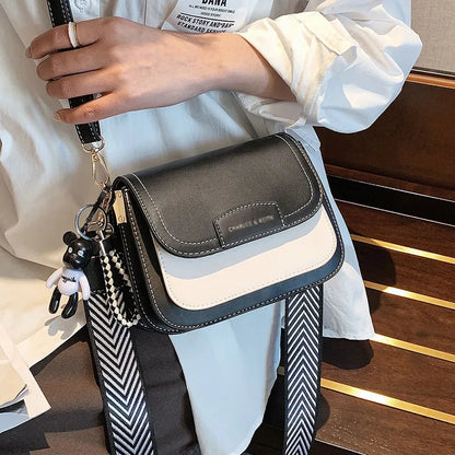 Colour block crossbody bag with patterned strap – Black and cream bag worn with a white shirt | BTendance