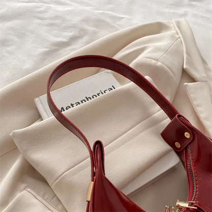 Curved zip shoulder bag – Close view of burgundy shoulder strap and zip | BTendance