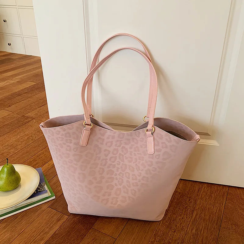 Leopard texture shoulder tote bag – Pink bag on a wooden table | BTendance