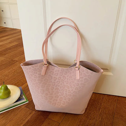 Leopard texture shoulder tote bag – Pink bag on a wooden table | BTendance