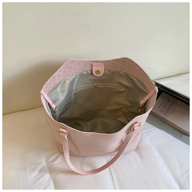 Leopard texture shoulder tote bag – Pink bag opened to show lining and clasp | BTendance