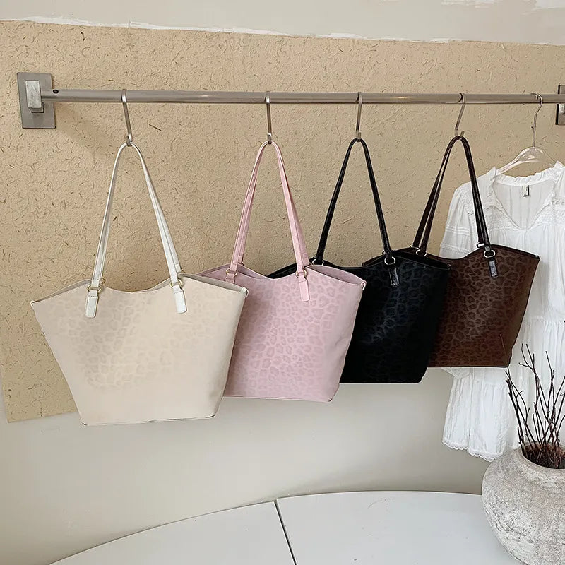 Leopard texture shoulder tote bag – Four colours hanging on a rail | BTendance