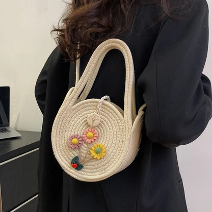 Round woven handbag with flower decoration – Cream flower bag worn with a black outfit | BTendance