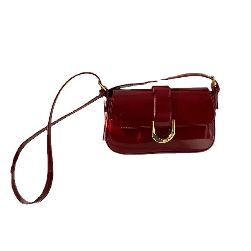 Flap shoulder bag with gold tone U clasp – Red bag on white background | BTendance