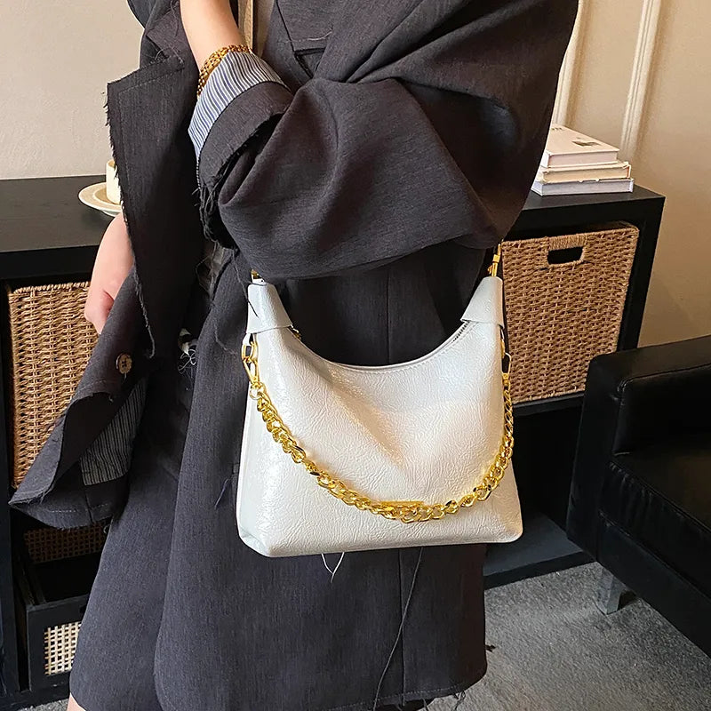 Soft handbag with gold tone chain – White bag worn on the shoulder | BTendance
