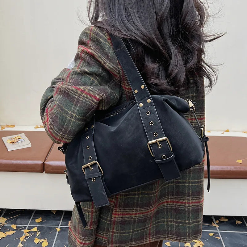Buckle detail shoulder bag – Black bag worn on the shoulder | BTendance