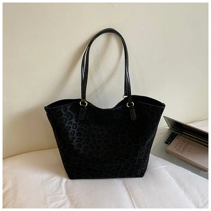 Leopard texture shoulder tote bag – Black bag, front view | BTendance