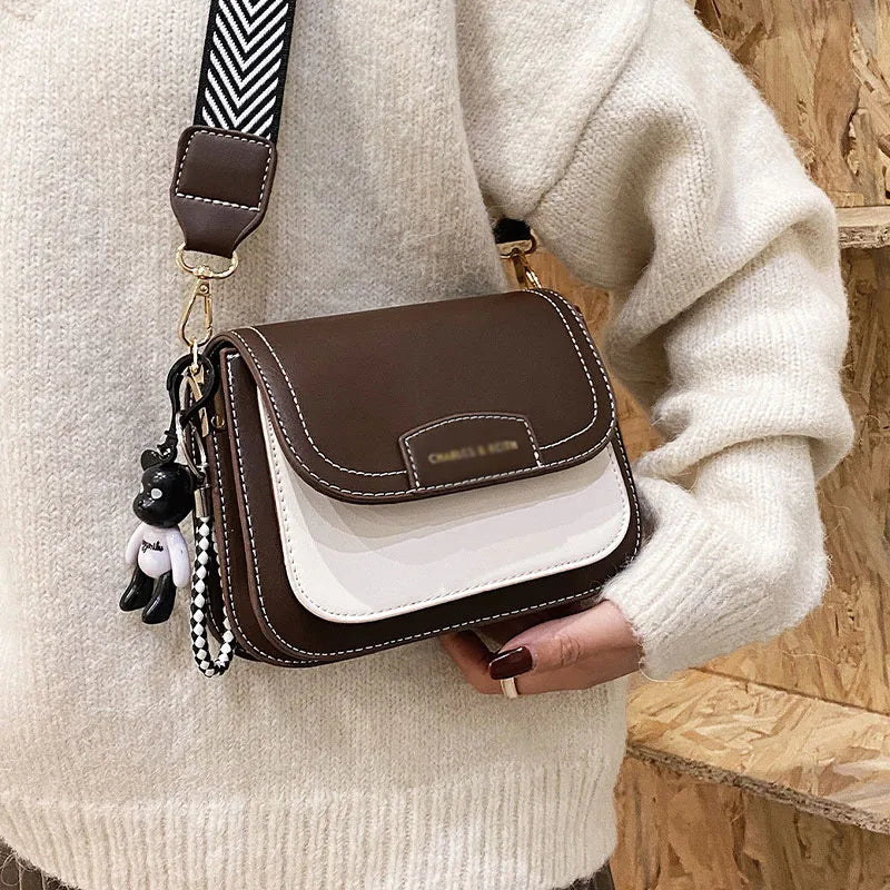 Colour block crossbody bag with patterned strap – Brown and cream bag worn with a cream sweater | BTendance
