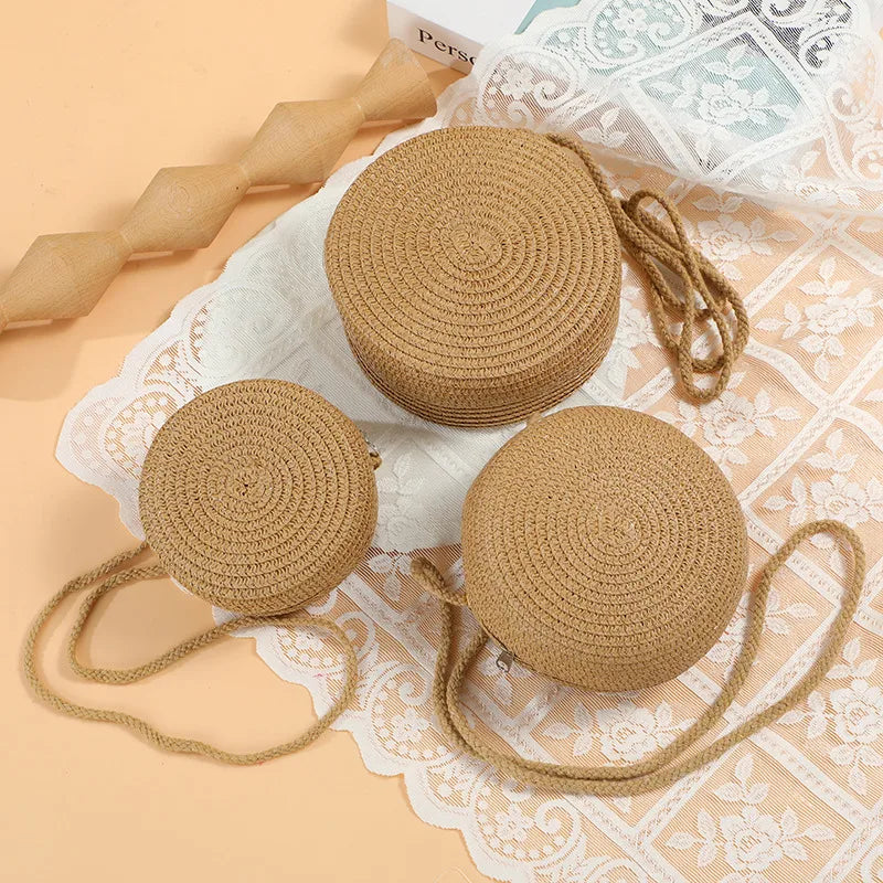 Round woven sunflower crossbody bag – Three brown round bags shown from the back in different sizes | BTendance