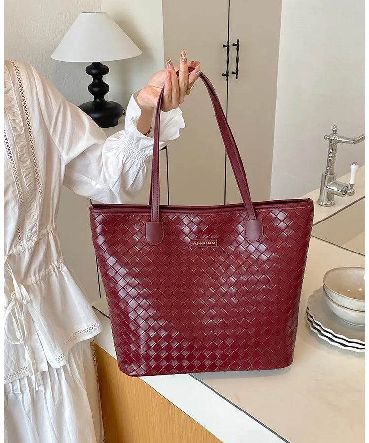 Woven texture shoulder tote bag – Burgundy tote held by its handles | BTendance
