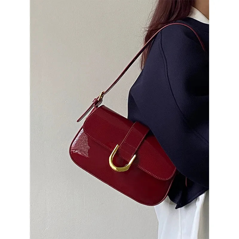 Flap shoulder bag with gold tone U clasp – Red bag worn on the shoulder | BTendance