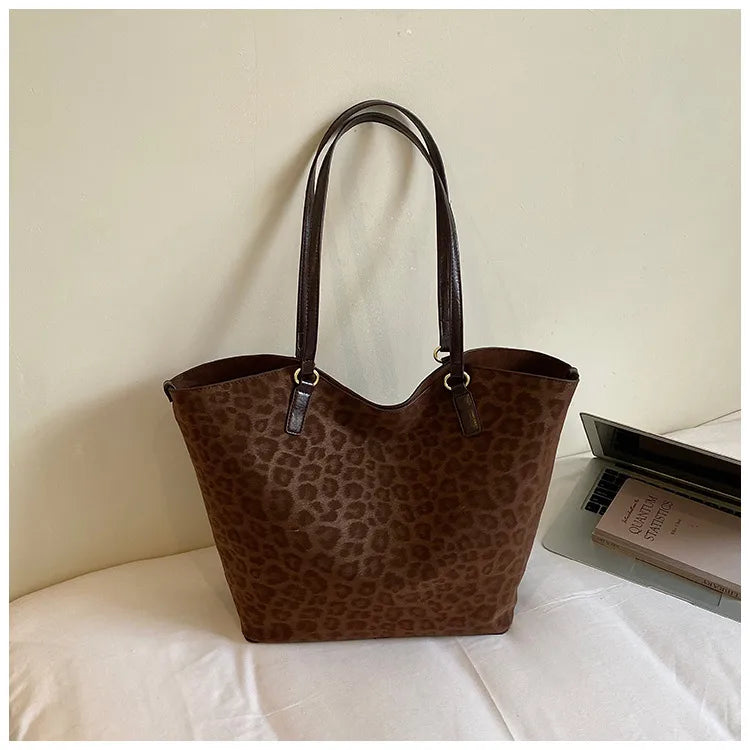 Leopard texture shoulder tote bag – Brown bag, front view | BTendance