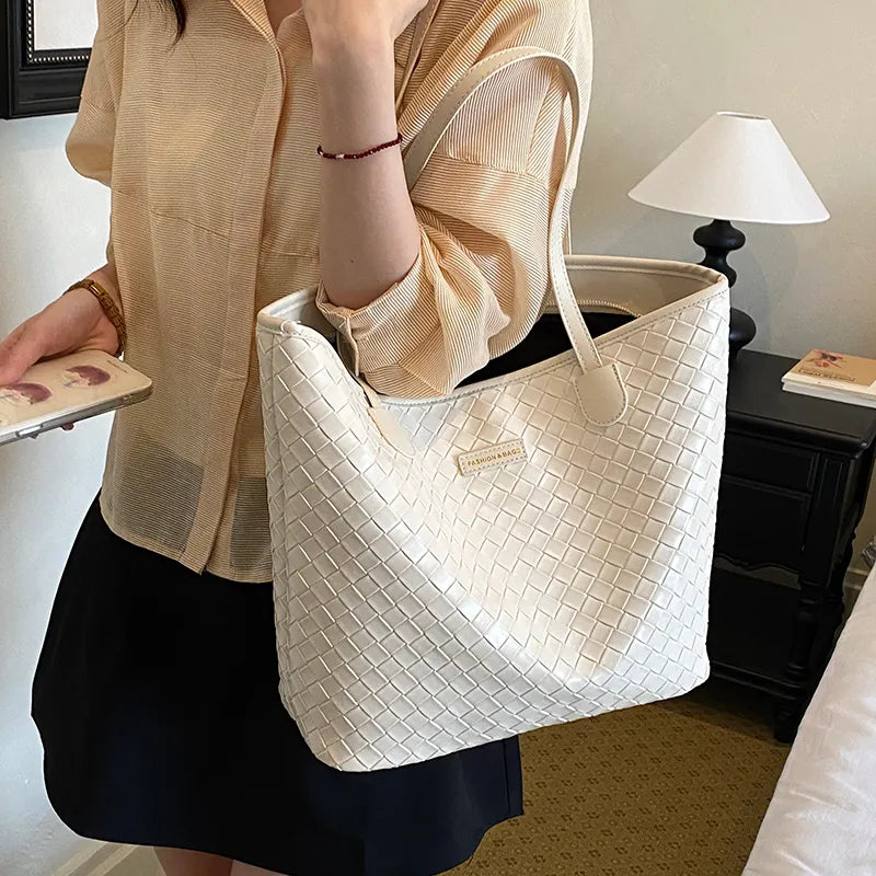 Woven texture shoulder tote bag – Cream tote worn with a pale blouse | BTendance