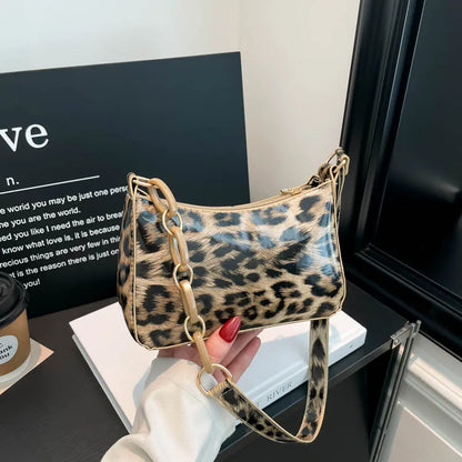 Leopard print bag with chain detail strap – Beige leopard bag held in one hand | BTendance