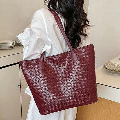Woven texture shoulder tote bag – Burgundy tote worn on the shoulder | BTendance