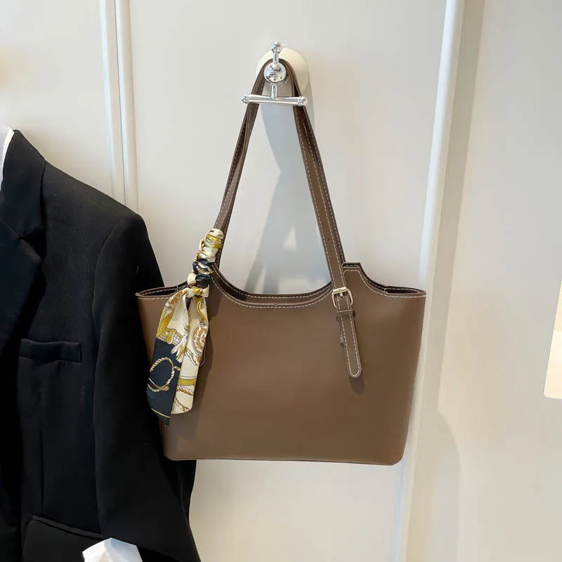 Shoulder tote bag with patterned scarf – Taupe bag hanging from a hook | BTendance