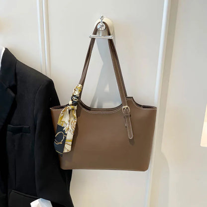Shoulder tote bag with patterned scarf – Taupe bag hanging from a hook | BTendance