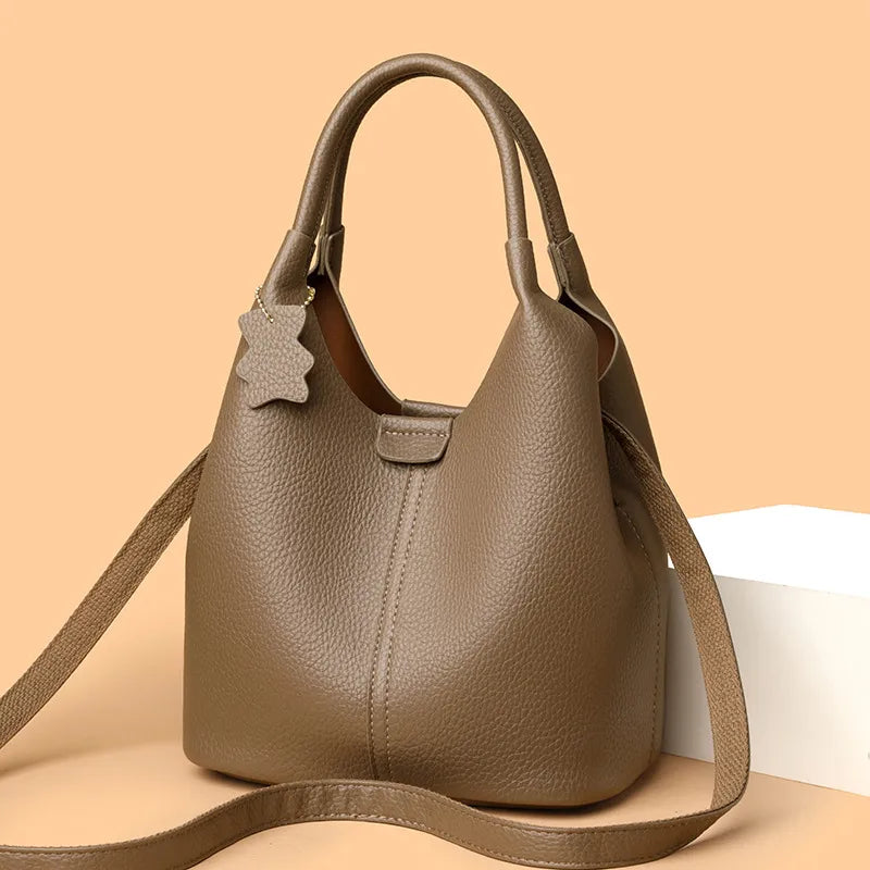 Bucket handbag with shoulder strap and bear charm – Taupe bag on peach background | BTendance