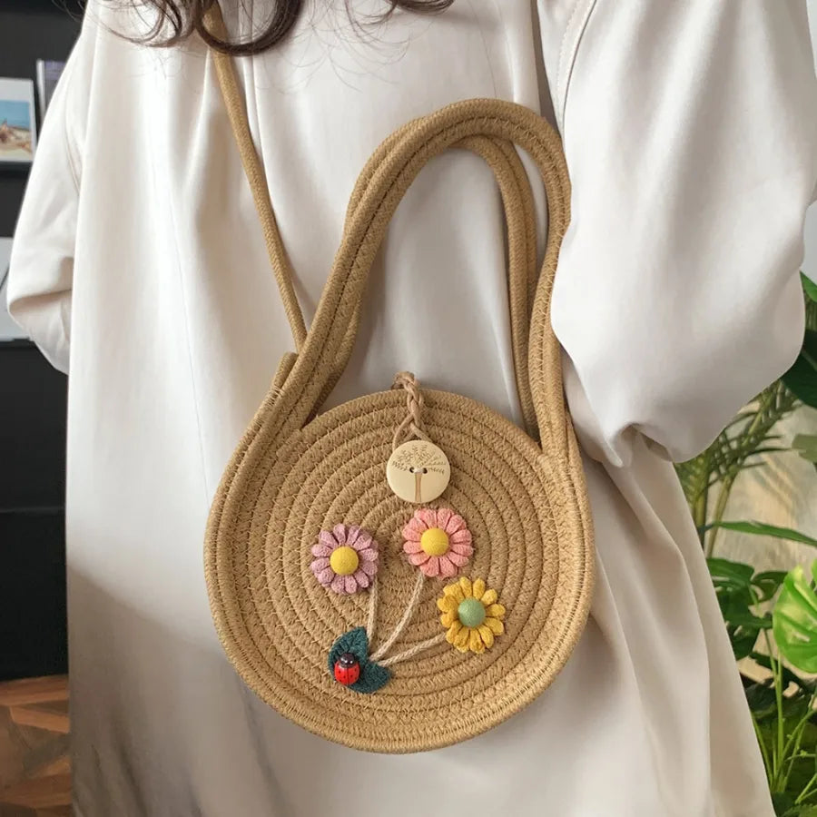 Round woven handbag with flower decoration – Tan flower bag worn with a white outfit | BTendance