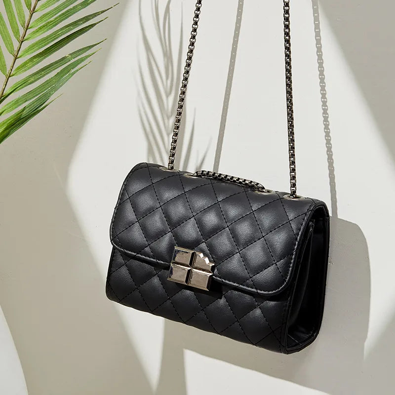 Quilted chain strap crossbody bag – Black bag hanging by its chain strap | BTendance
