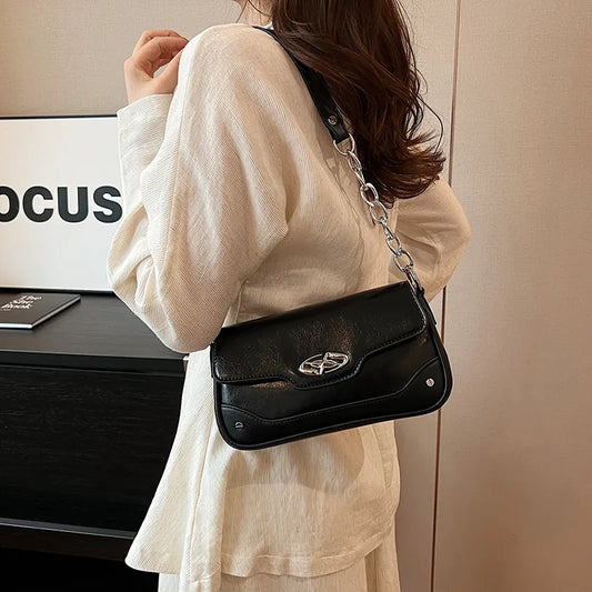 Chain strap flap shoulder bag – Black bag worn with a cream blouse | BTendance